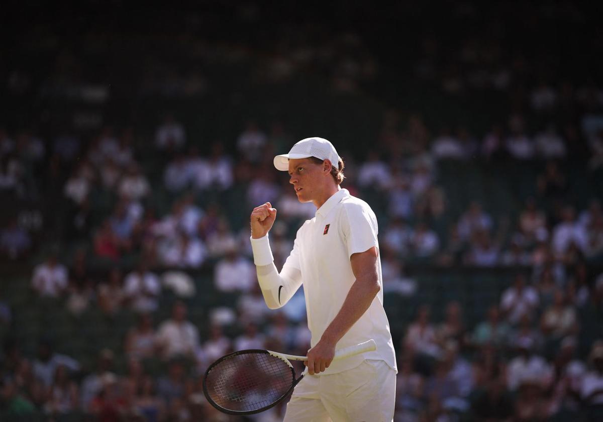 Sinner celebrates his victory over Djokovic.