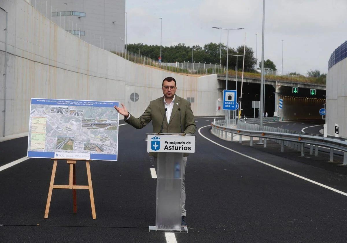 El presidente de Asturias, Adrián Barbón, en la inaguración del desdoblamiento entre Bobes y Samiguel