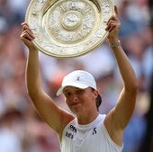 Iga Swiatek levanta el trofeo que la acredita como campeona de Wimbledon.