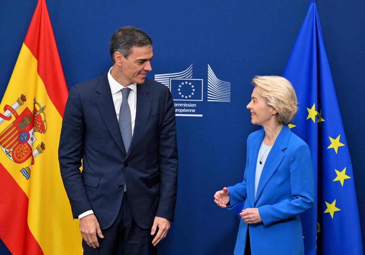 El presidente del Gobierno, Pedro Sánchez, junto a la presidenta de la CE, Ursula Von der Leyen.