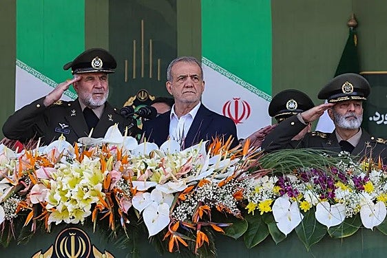 Masoud Pezeshkian, durante un desfile militar en Teherán.