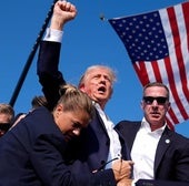 Trump, con la mejilla ensangrentada, es retirado por los agentes del escenario de Butler.