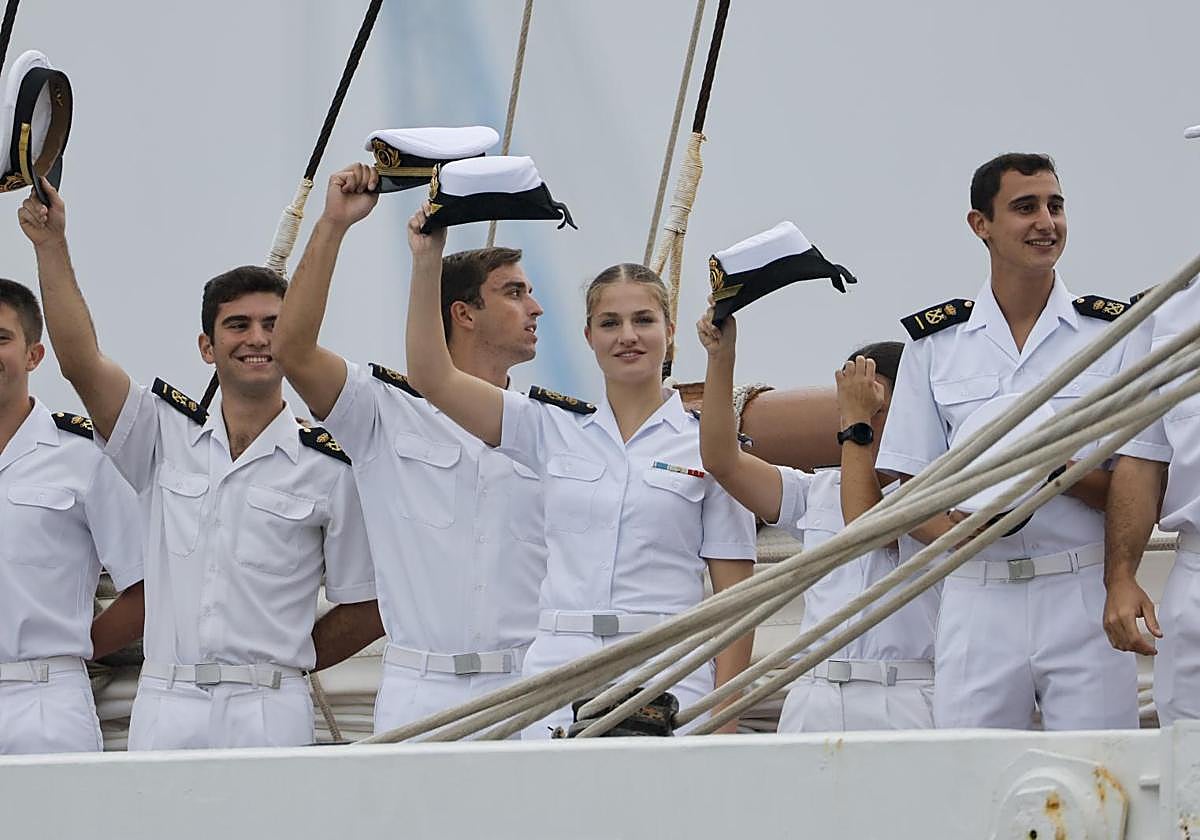 La princesa Leonor saluda a su llegada a Marín,
