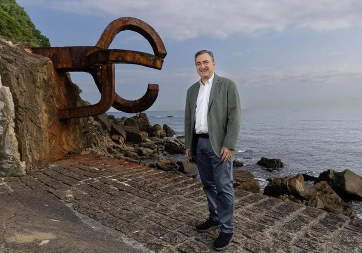Aitor Esteban, en el Peine del Viento de Donostia, este pasado viernes.