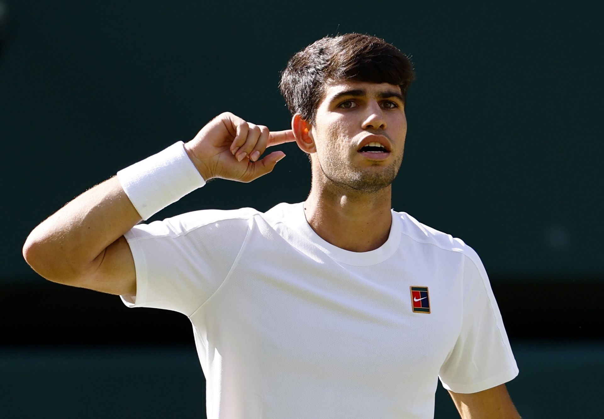 Carlos Alcaraz realiza su característico gesto tras anotarse el primer set en la final de Wimbledon ante Jannik Sinner.
