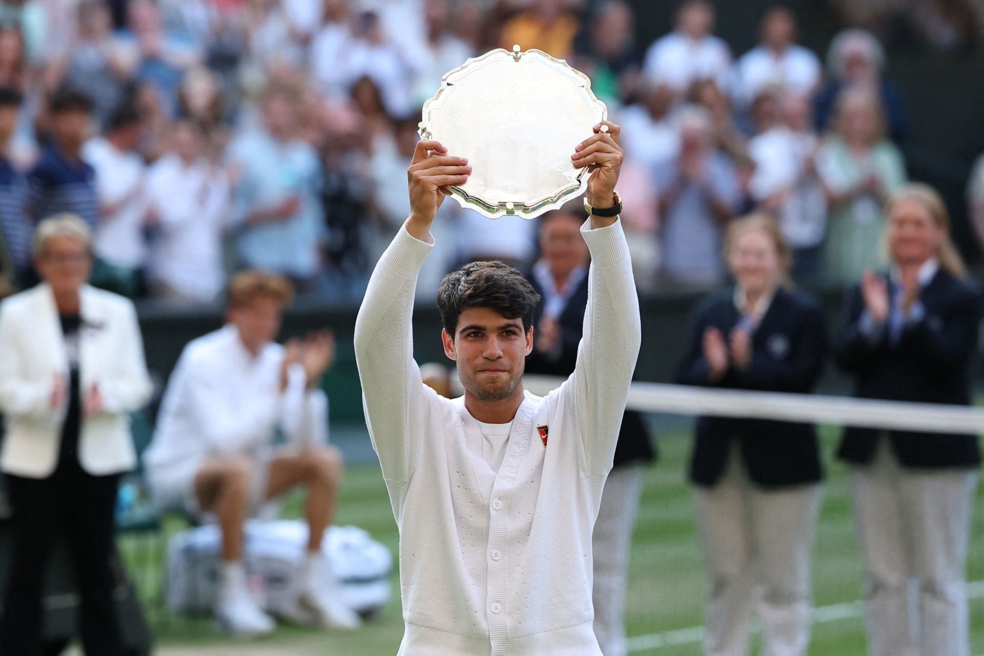 Carlos Alcaraz, con el trofeo al subcampeón de Wimbledon.