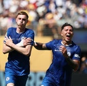 Cole Palmer celebra con Enzo Fernández uno de los dos goles que le marcó al PSG.
