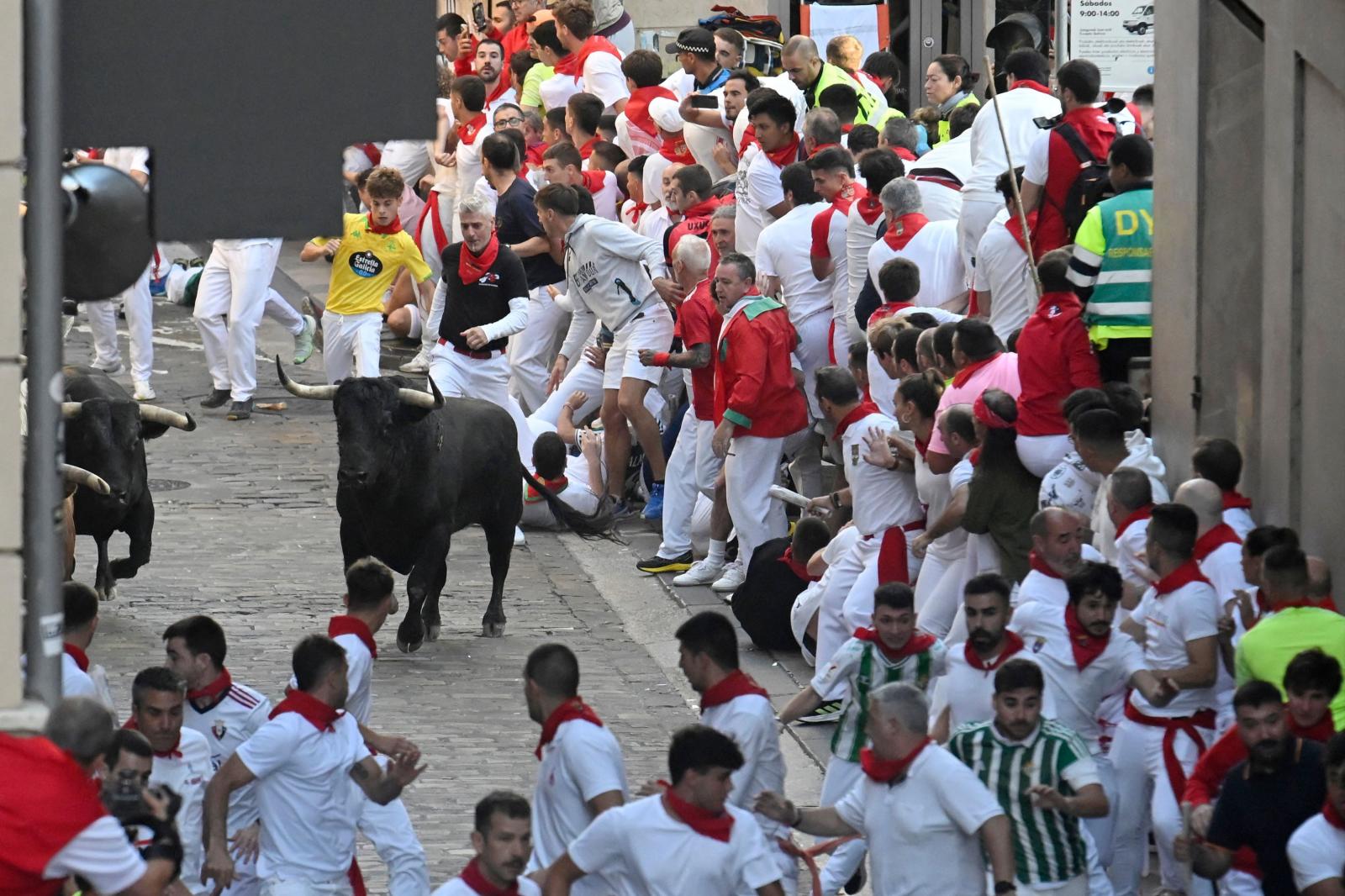 Dos toros persiguen a los corredores.