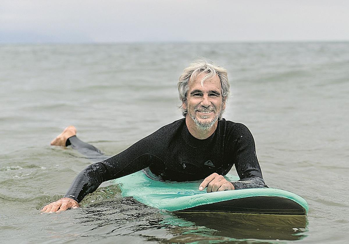 Gorka Yarritu lleva 44 años haciendo surf y es un referente de este deporte.