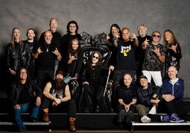 Ozzy Osbourne, que aparece en la imagen central junto a sus compañeros de Black Sabbath y varios músicos participantes en el concierto de despedida.