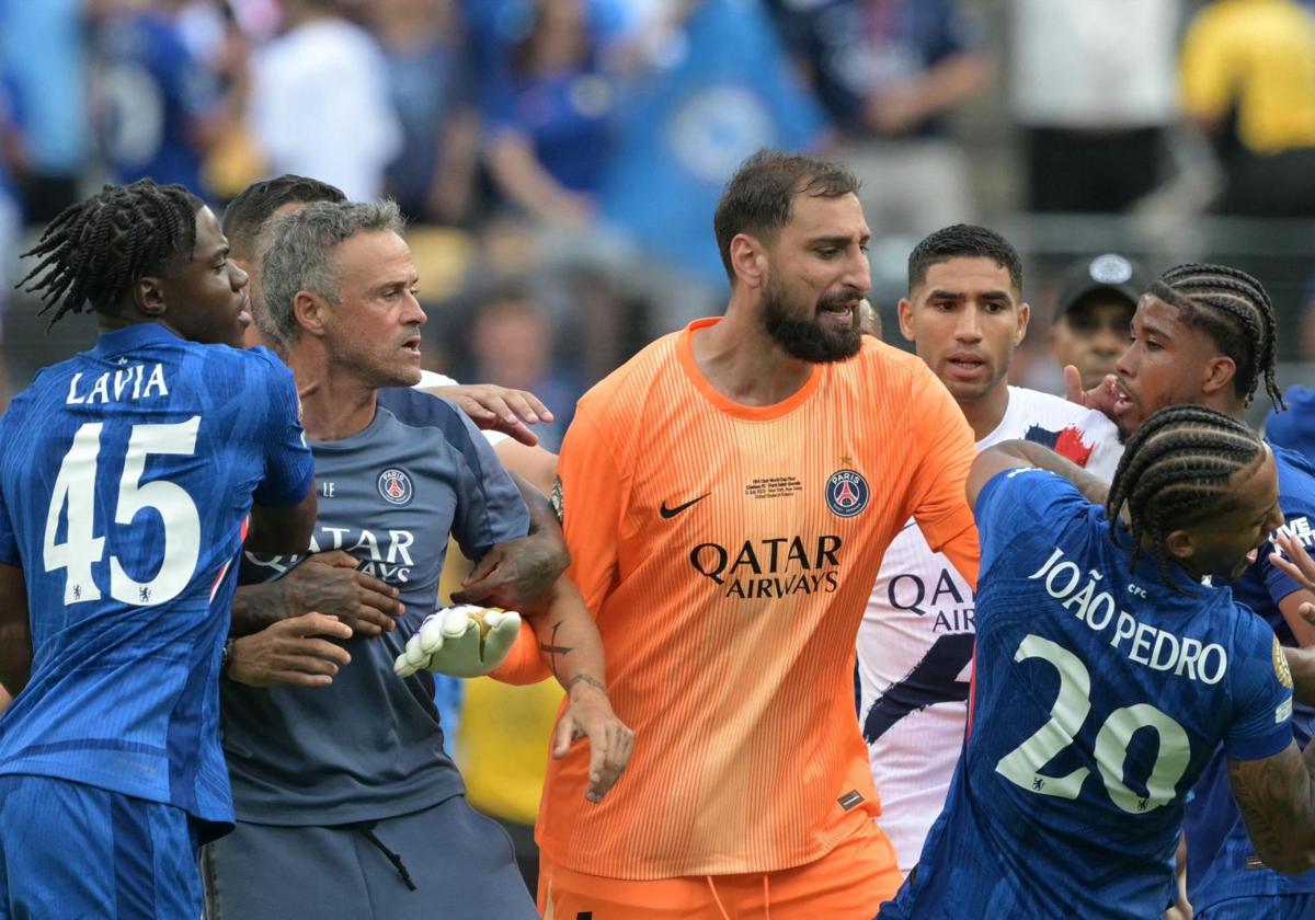 Moment when the scuffle involving Luis Enrique and Joao Pedro occurred.