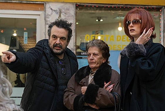 Nacho Vigalondo junto a Rocío Ibáñez e Ingrid García-Jonsson en el rodaje de 'Superestar'.