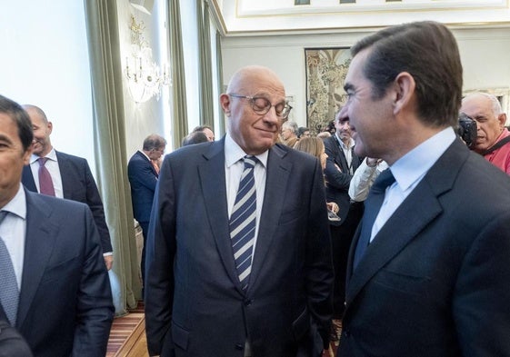 El presidente de BBVA, Carlos Torres, y el presidente de Banco Sabadell, Josep Oliu.