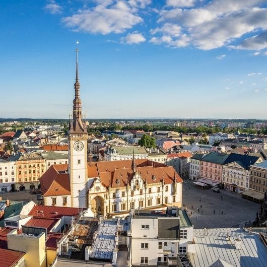 Así es la pequeña Praga: una joya barroca llena de casas palaciegas, catedrales altísimas y museos increíbles
