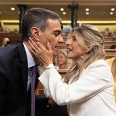 Pedro Sánchez y Yolanda Díaz se saludan antes del comieno del pleno del pasado miércoles en el Congreso.