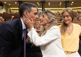 Pedro Sánchez y Yolanda Díaz se saludan antes del comieno del pleno del pasado miércoles en el Congreso.