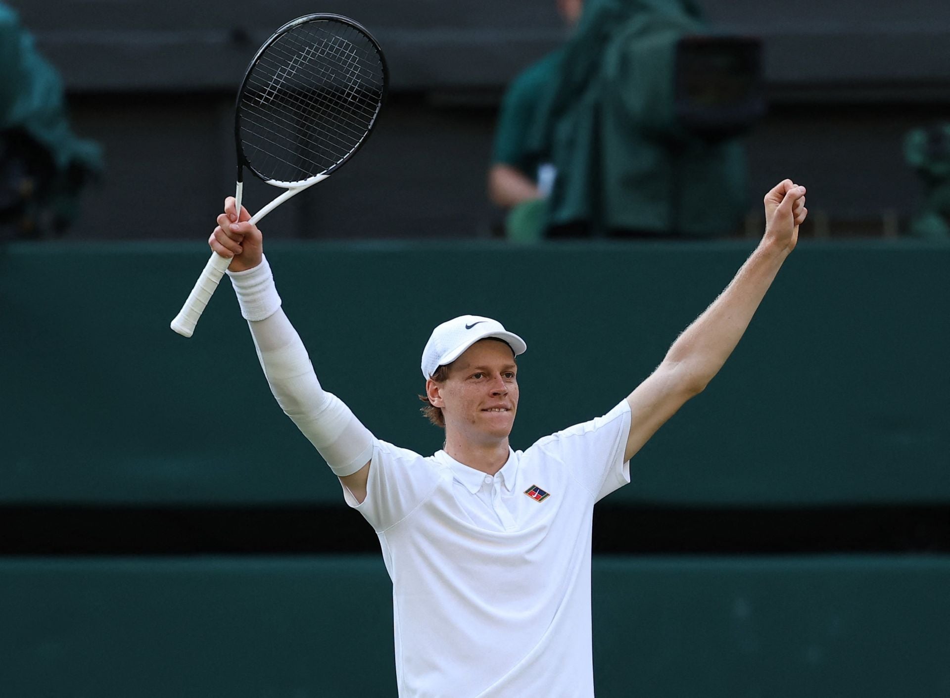 Jannik Sinner levanta los brazos para celebrar su victoria ante Carlos Alcaraz en la final de Wimbledon.