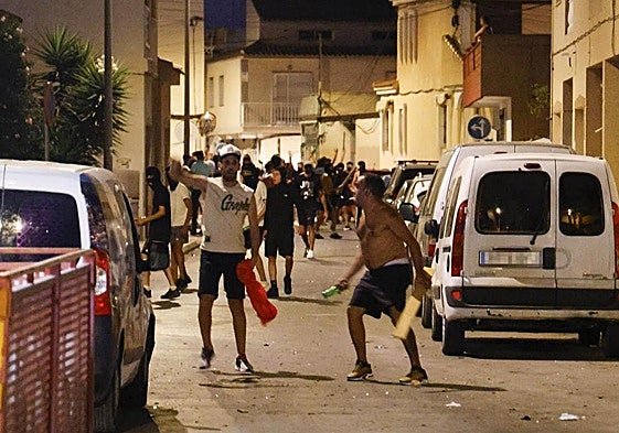 Varias personas durante los altercados en Torre Pacheco este sábado por la noche.