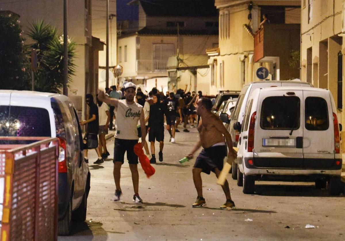 Varias personas durante los altercados en Torre Pacheco este sábado por la noche.