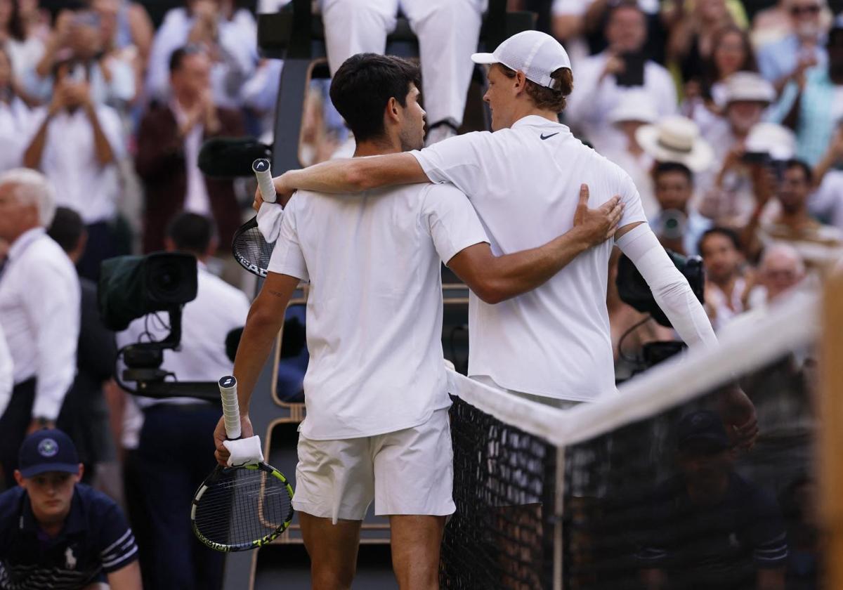 Carlos Alcaraz felicita a Jannik Sinner tras la final de Wimbledon.