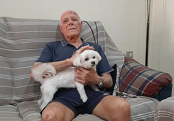 Domingo Tomás, el pasado viernes, en su casa donde se recupera de sus heridas.