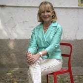 Esperanza Aguirre posa para la entrevista en el patio de su casa en Madrid.