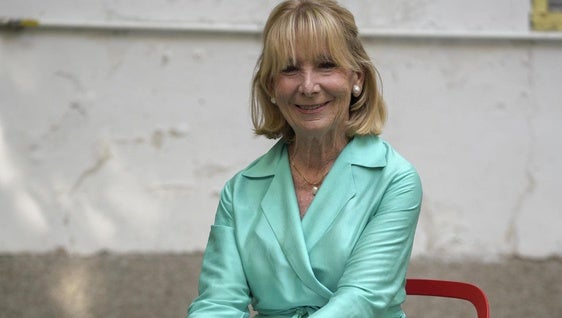 Esperanza Aguirre posa para la entrevista en el patio de su casa en Madrid.