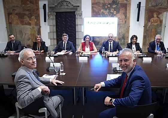 El ministro de Política Territorial y Memoria Democrática de España, Ángel Víctor Torres (d), durante la Comisión bilateral Estado-Generalitat, en el Palau de la Generalitat.