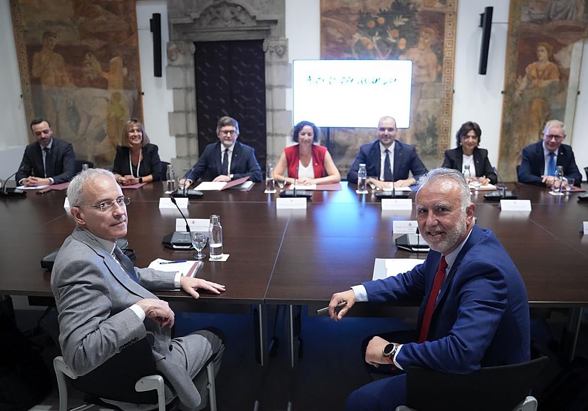 El ministro de Política Territorial y Memoria Democrática de España, Ángel Víctor Torres (d), durante la Comisión bilateral Estado-Generalitat, en el Palau de la Generalitat.
