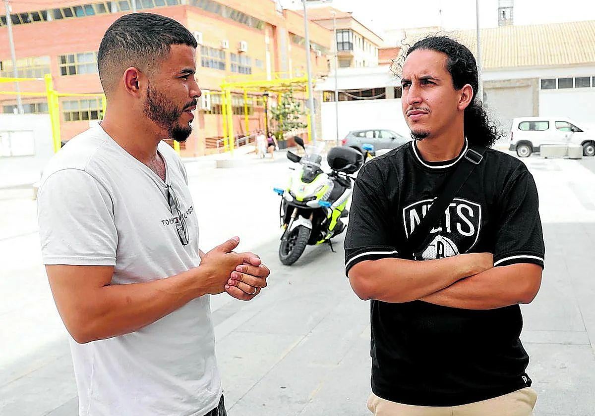 Abdel y Hamza, dos vecinos de Torre Pacheco de origen marroquí, en la Plaza del Ayuntamiento.