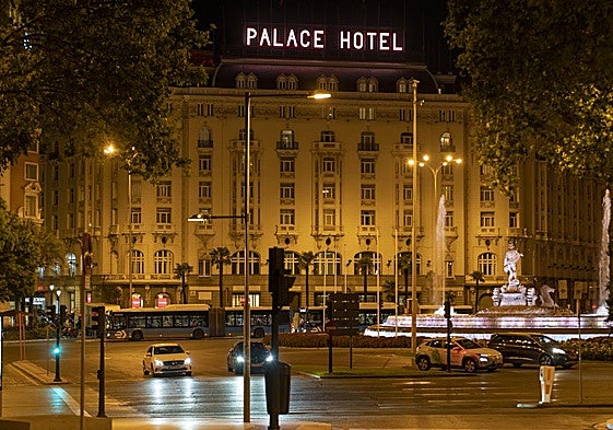 Paseo del Prado a la altura de la fuente Neptuno.
