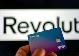 Un cliente con una tarjeta de Revolut.