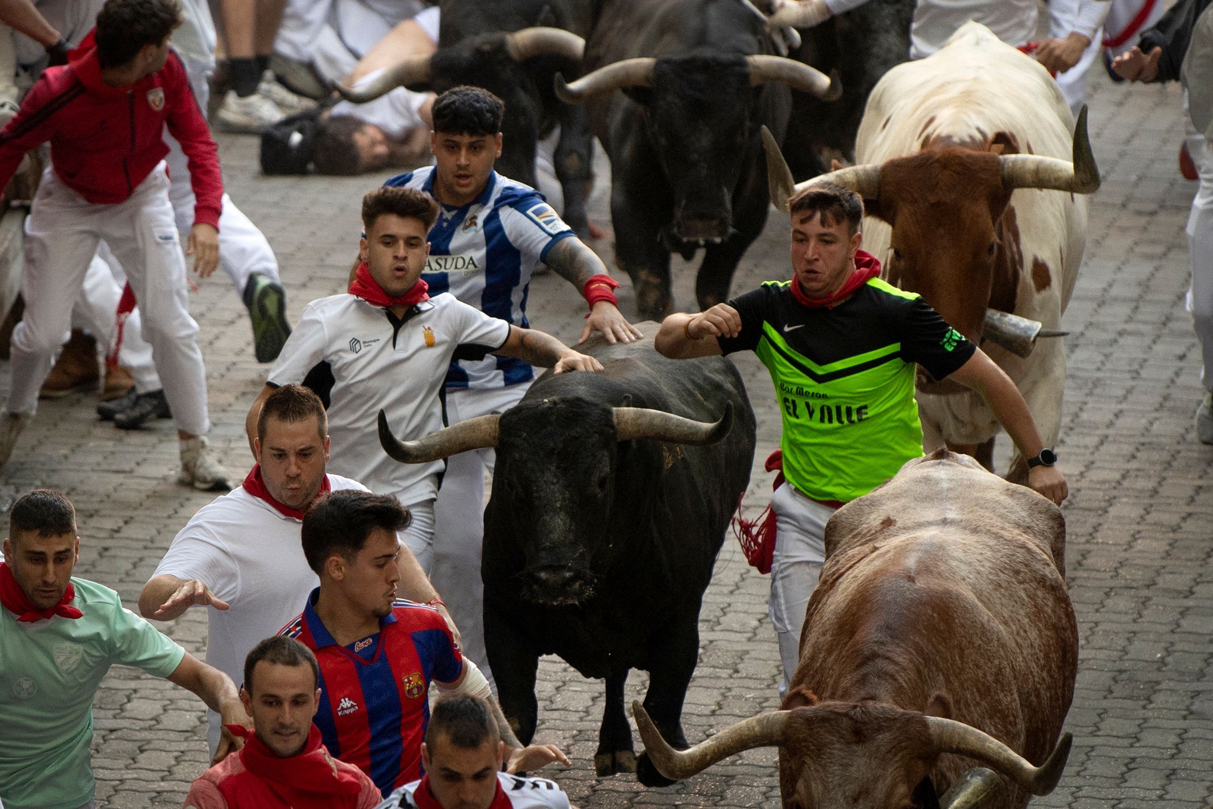 Corredores junto con los toros en el último encierro de los Sanfermines.