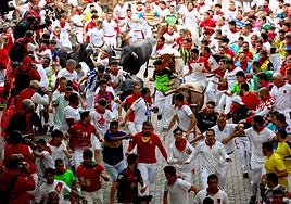 Los corredores del octavo y último encierro de San Fermín 2025