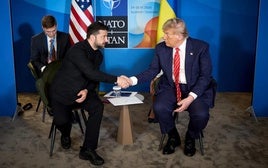 Zelenski y Trump se disponen a charlar en un apartado de la cumbre de la OTAN en La Haya.
