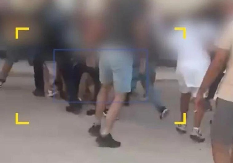 Apalean a un joven de 16 años: «Rompieron botellas de cristal para clavárselas»