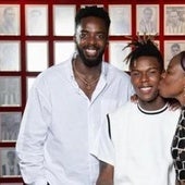 Nico Williams, felicitado por su madre en presencia de su hermano Iñaki.