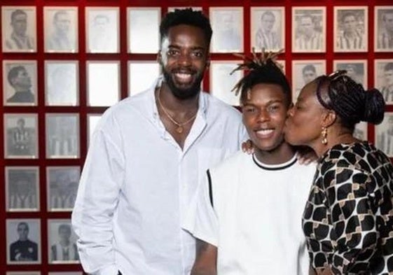 Nico Williams, felicitado por su madre en presencia de su hermano Iñaki.