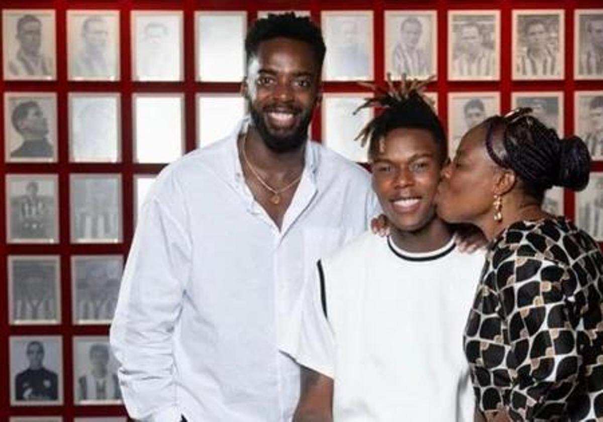 Nico Williams, felicitado por su madre en presencia de su hermano Iñaki.