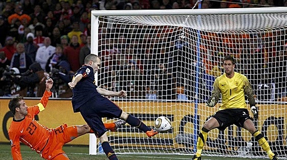 Iniesta, Casillas, Xavi y Villa 'fichan' para el Mundial 2030