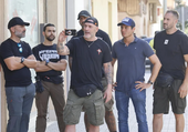 Dani Esteve, sujetando su teléfono móvil, y sus acompañantes, a su llegada a Torre Pacheco