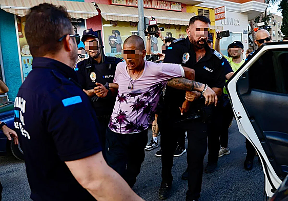Grupos ultras devuelven la tensión a Torre Pacheco con una protesta a medio gas y con fuerte presencia policial