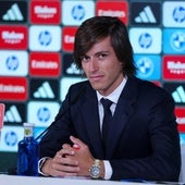 Álvaro Carreras, durante la rueda de prensa posterior a su presentación como nuevo jugador del Real Madrid.