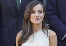 Letizia rescata su vestido de Mango más atemporal: entallado, con escote asimétrico y muy favorecedor