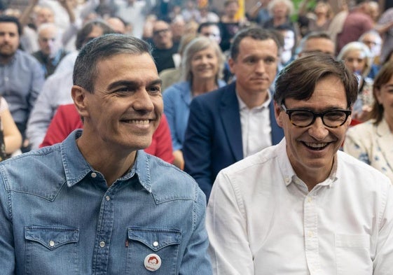 El presidente del Gobierno Pedro Sánchez (i) y el candidato del PSC Salvador Illa (d) durante un mitin del PSC