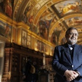 José Calvo Poyato, autor de 'Dueños del Mundo', posa en la biblioteca del Monasterio del Escorial que mandó construir Felipe II.