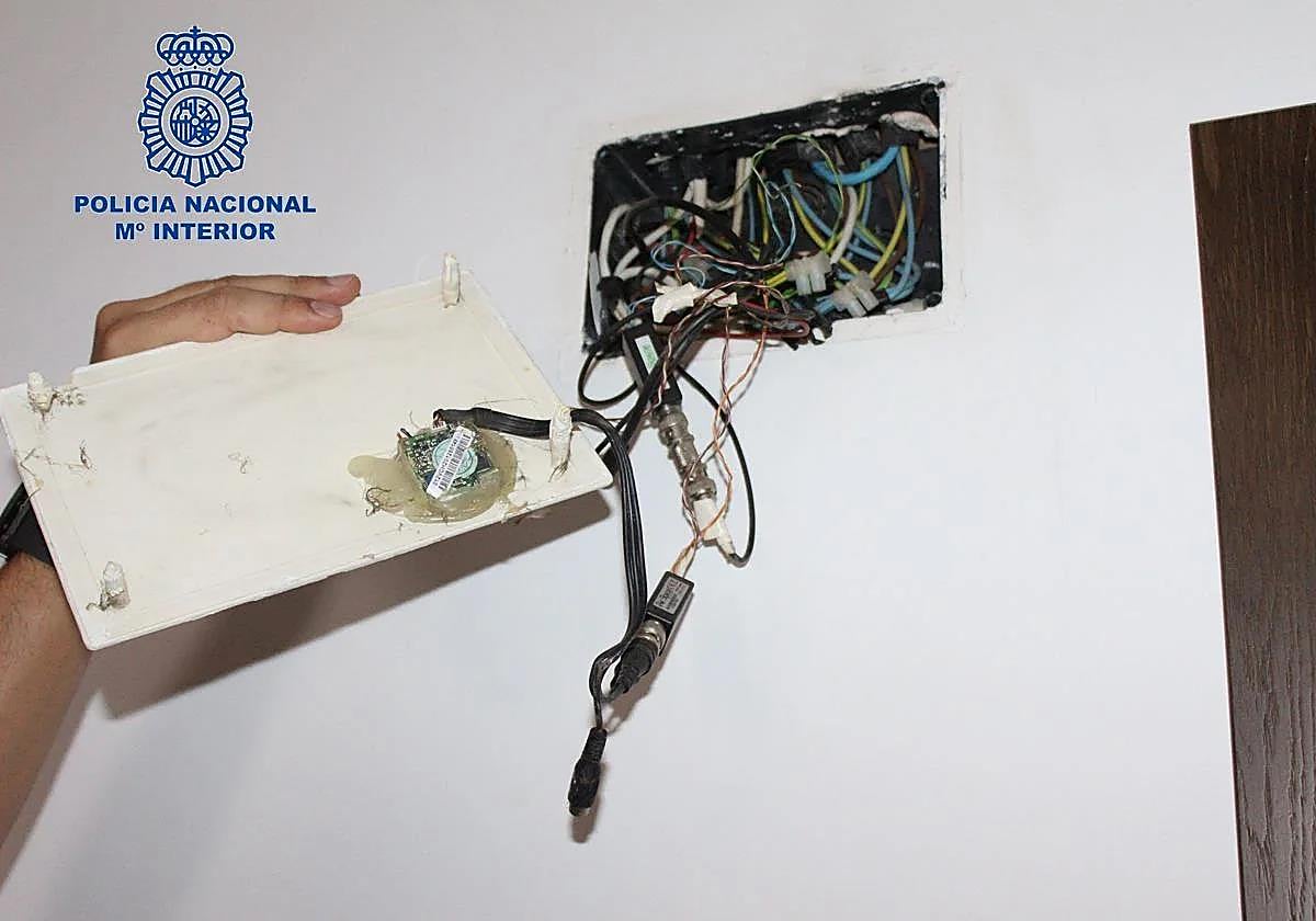 Una videocámara oculta, descubierta por la Policía Nacional.