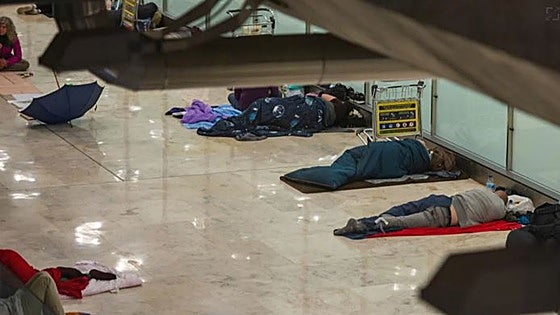AENA informa a los sinhogar de Barajas que ya no podrán permanecer en el aeropuerto