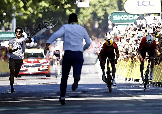 Placan a un espontáneo que se coló en el sprint final de la etapa del Tour en Toulouse