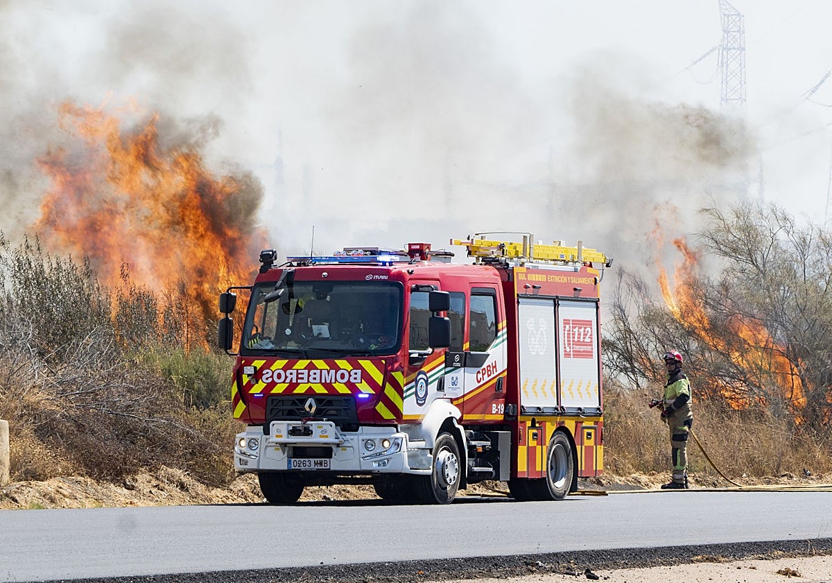 Trabajos de extinción de un incendio en Huelva, en julio de este año.